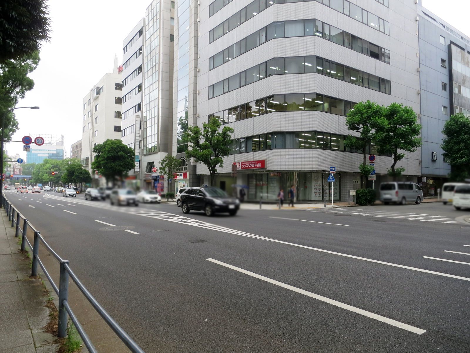 第3柳下ビル前面のみなと大通り