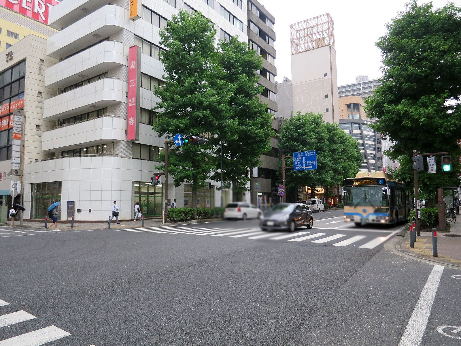 尾上町ビル前面の尾上町通り
