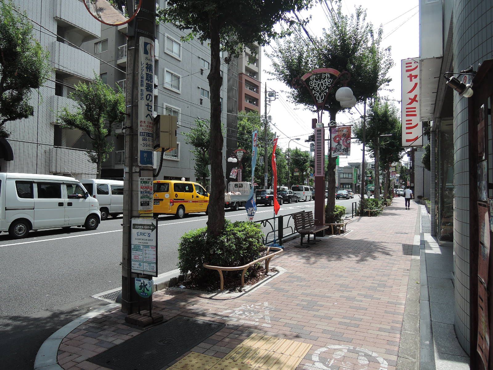 周辺はオフィス・住宅街