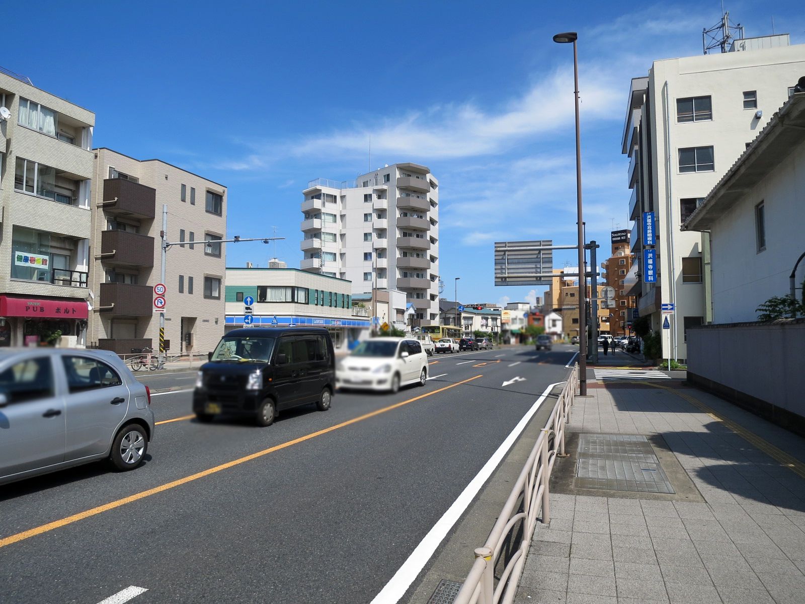 清水ビル前面の八王子街道（国道16号）