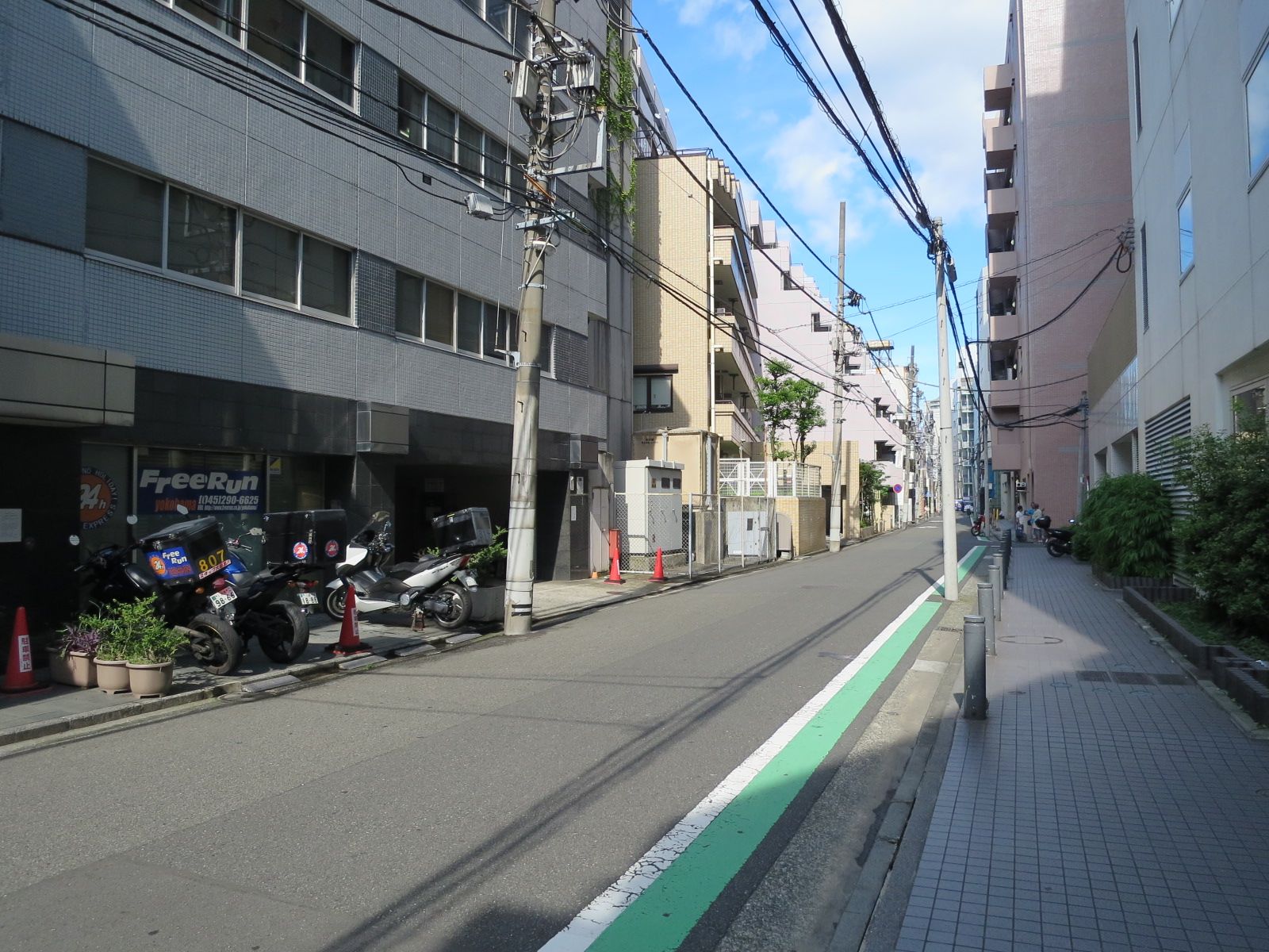 岩佐ビル前面の通り