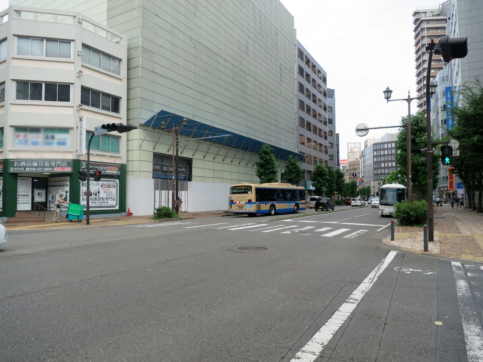 吉住ビル前面の尾上町通り