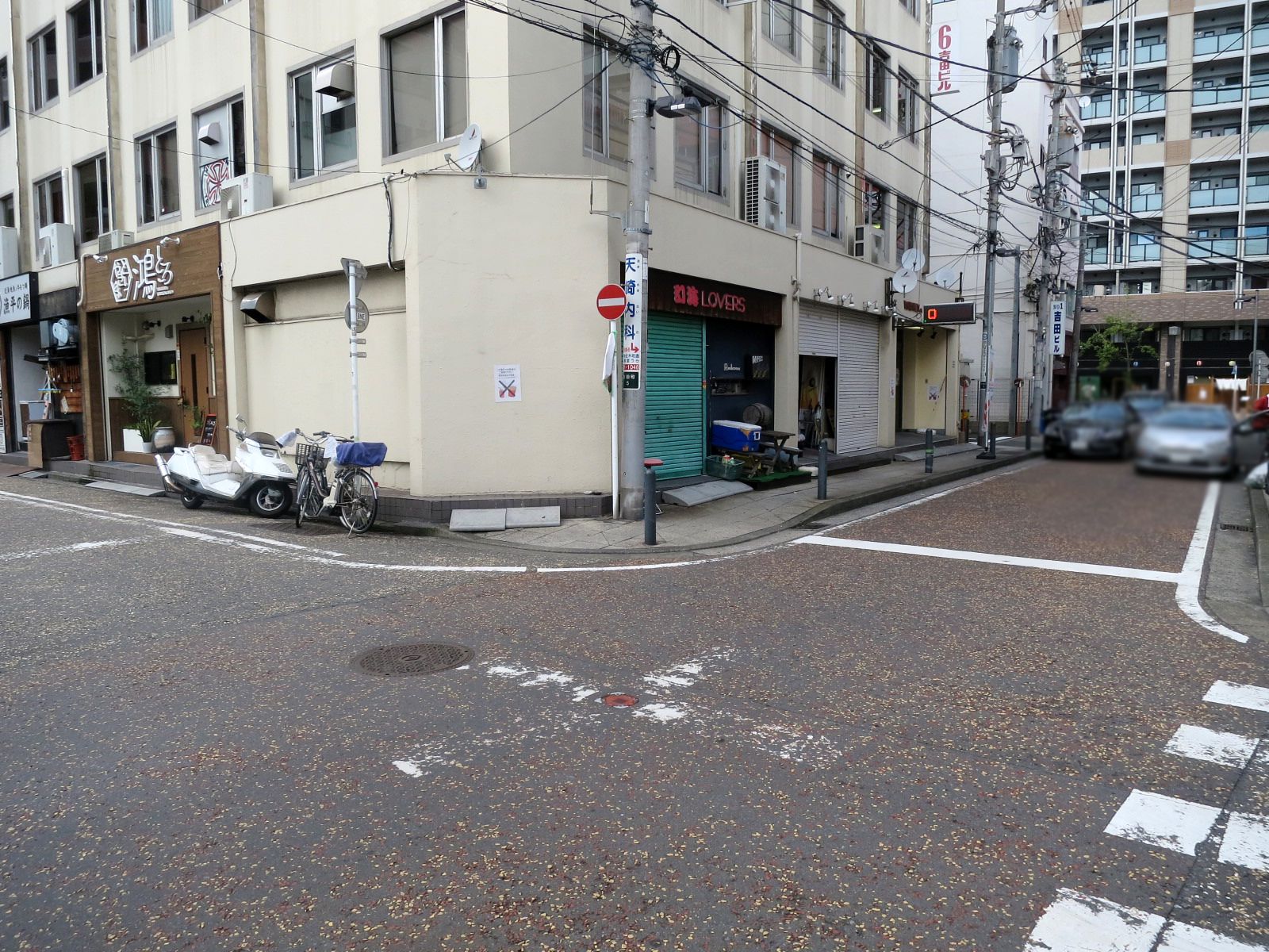 第6吉田興産ビル前面の通り
