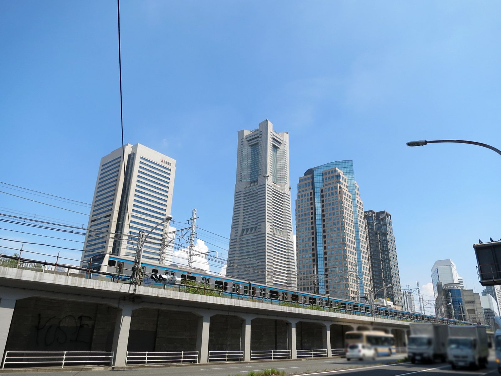 桜木町日本堂ビル前面の新横浜通り