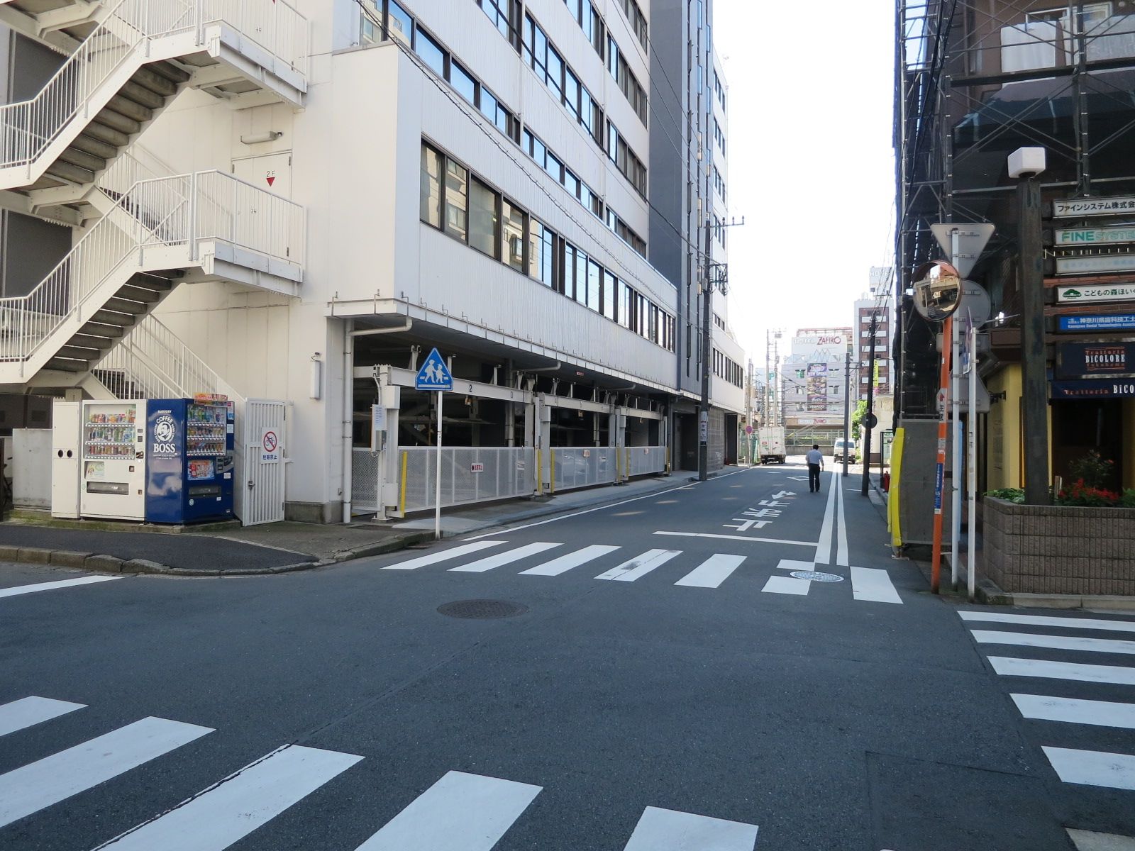 三石ヨコハマビル前面の通り