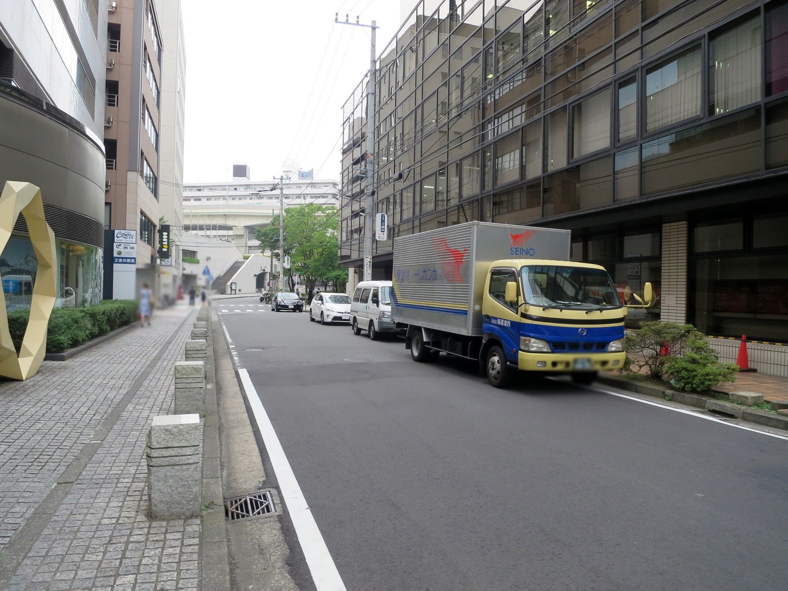 プレミア横浜西口ビル前面の通り