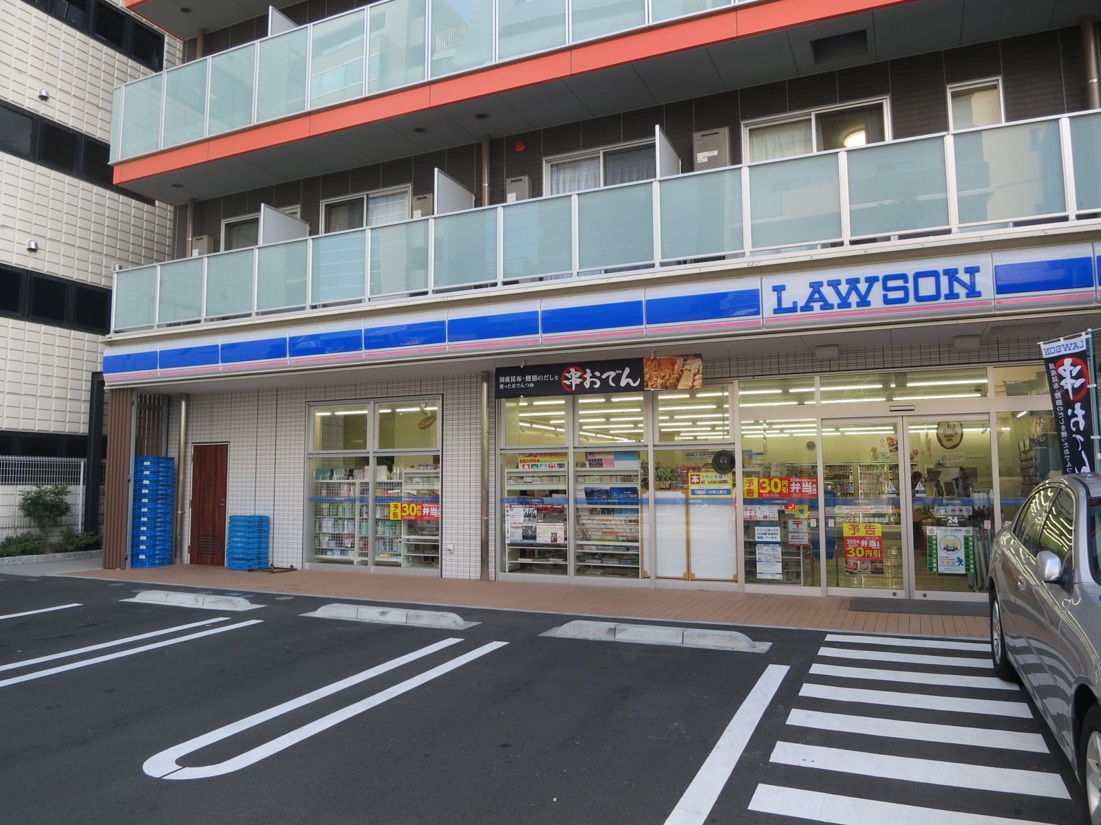 徒歩2分のローソン港北警察署前店