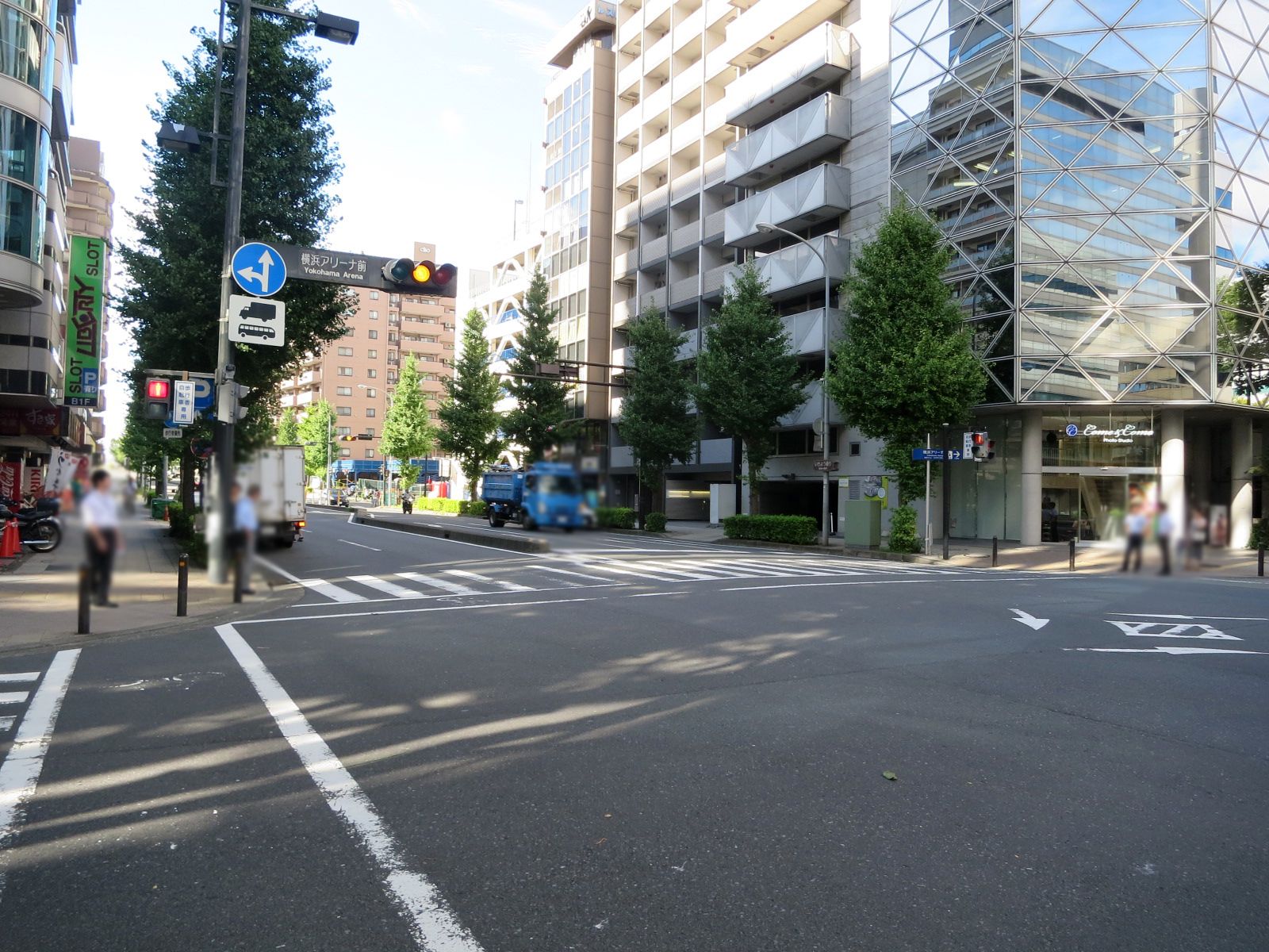 横浜アリーナ前交差点向かい