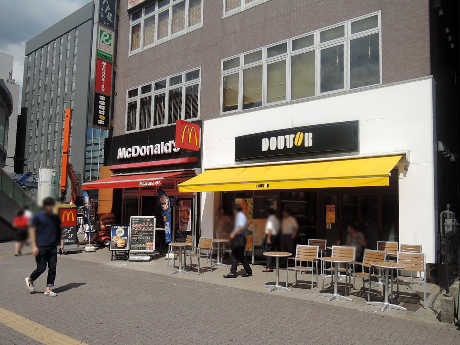 店舗立ち並ぶエリア