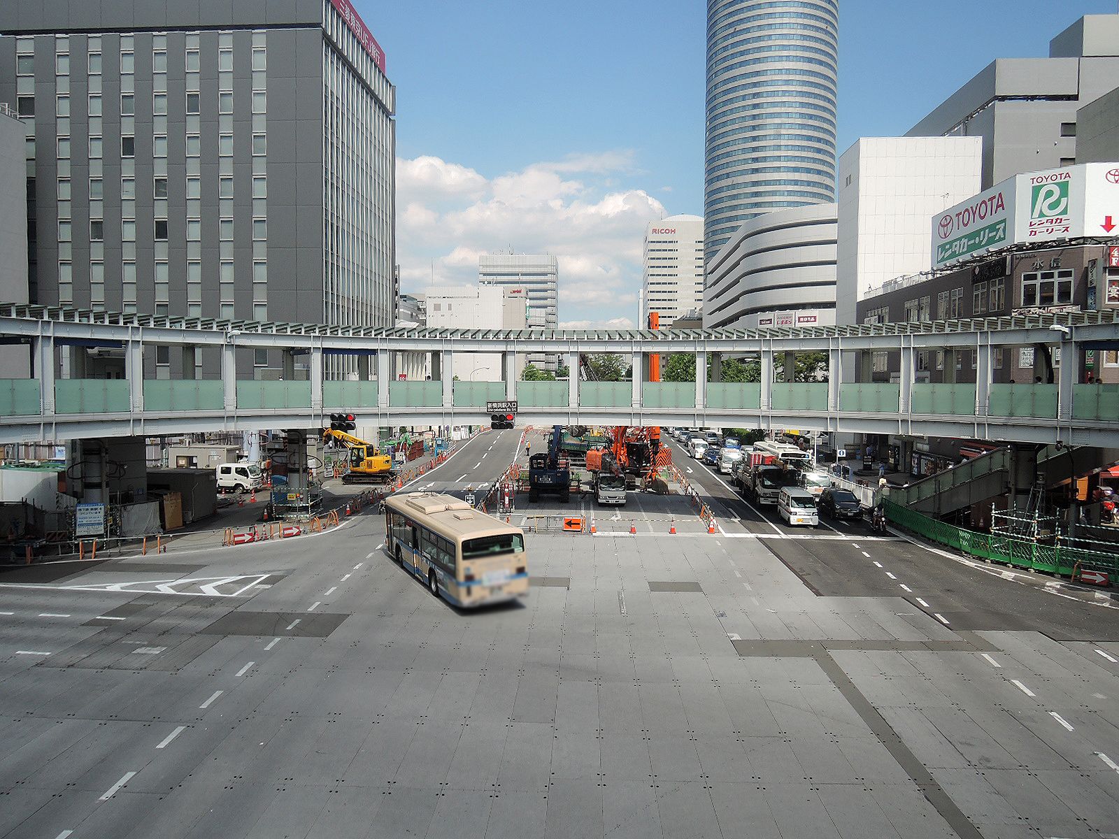 新横浜駅入口交差点向かい