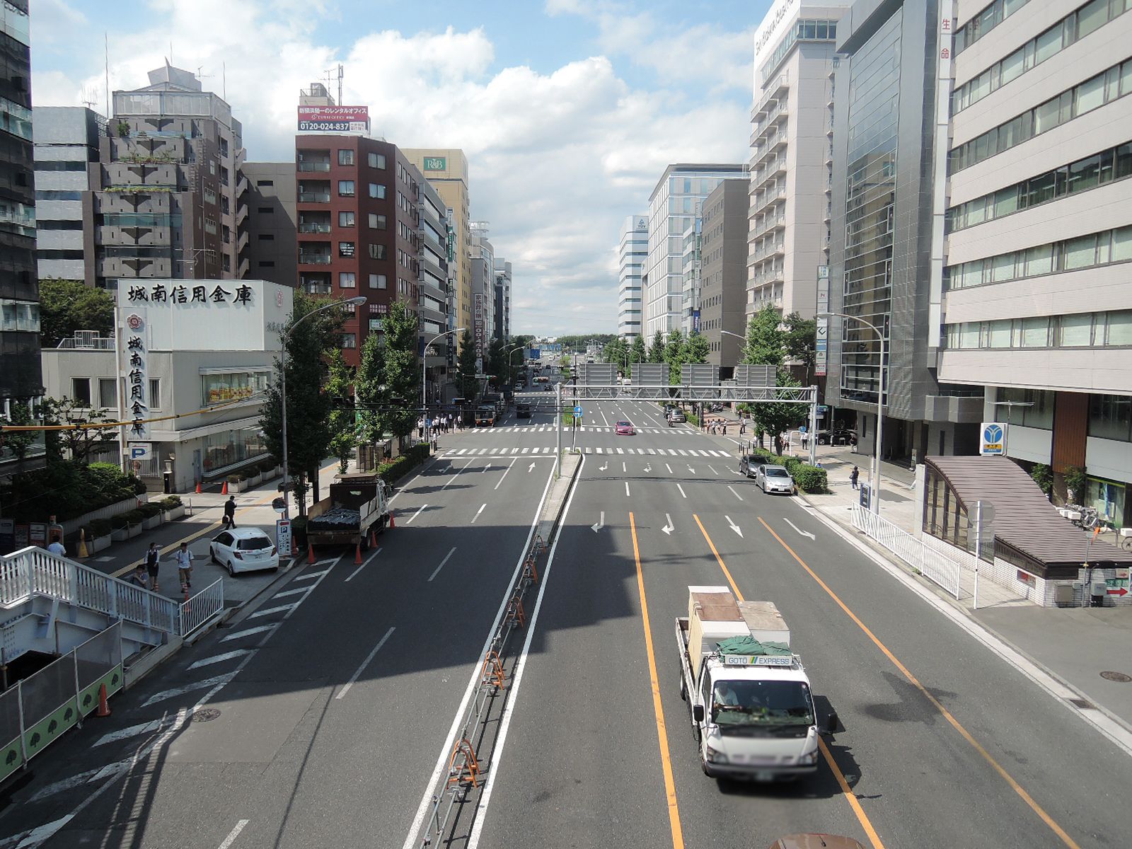 太田興産ビル新横浜前面の通り