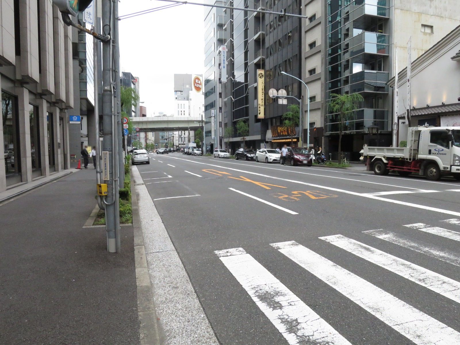 オフィス前面の道路