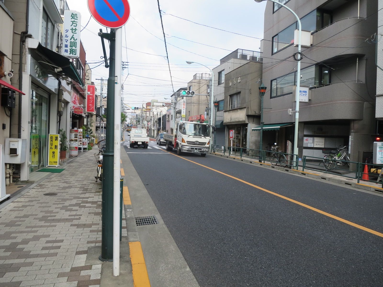 オフィスビル前面の通り