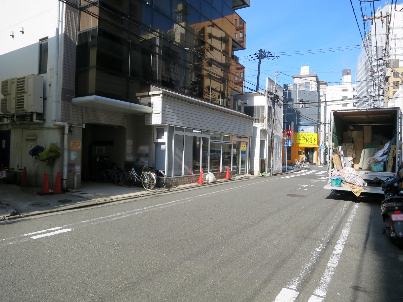 サンクレスト伊勢佐木前面の通り