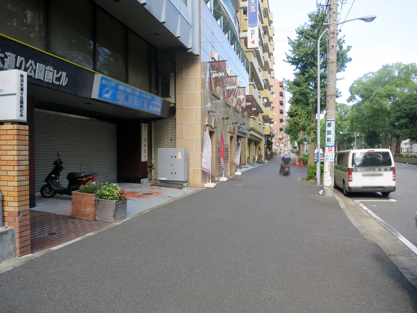 オフィス前面の歩道