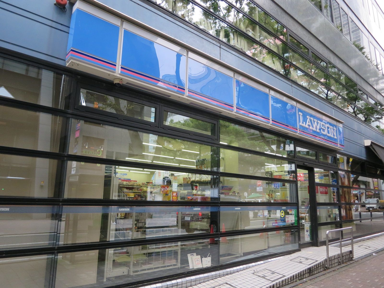 斜め向かいのローソン新横浜レンガ通店