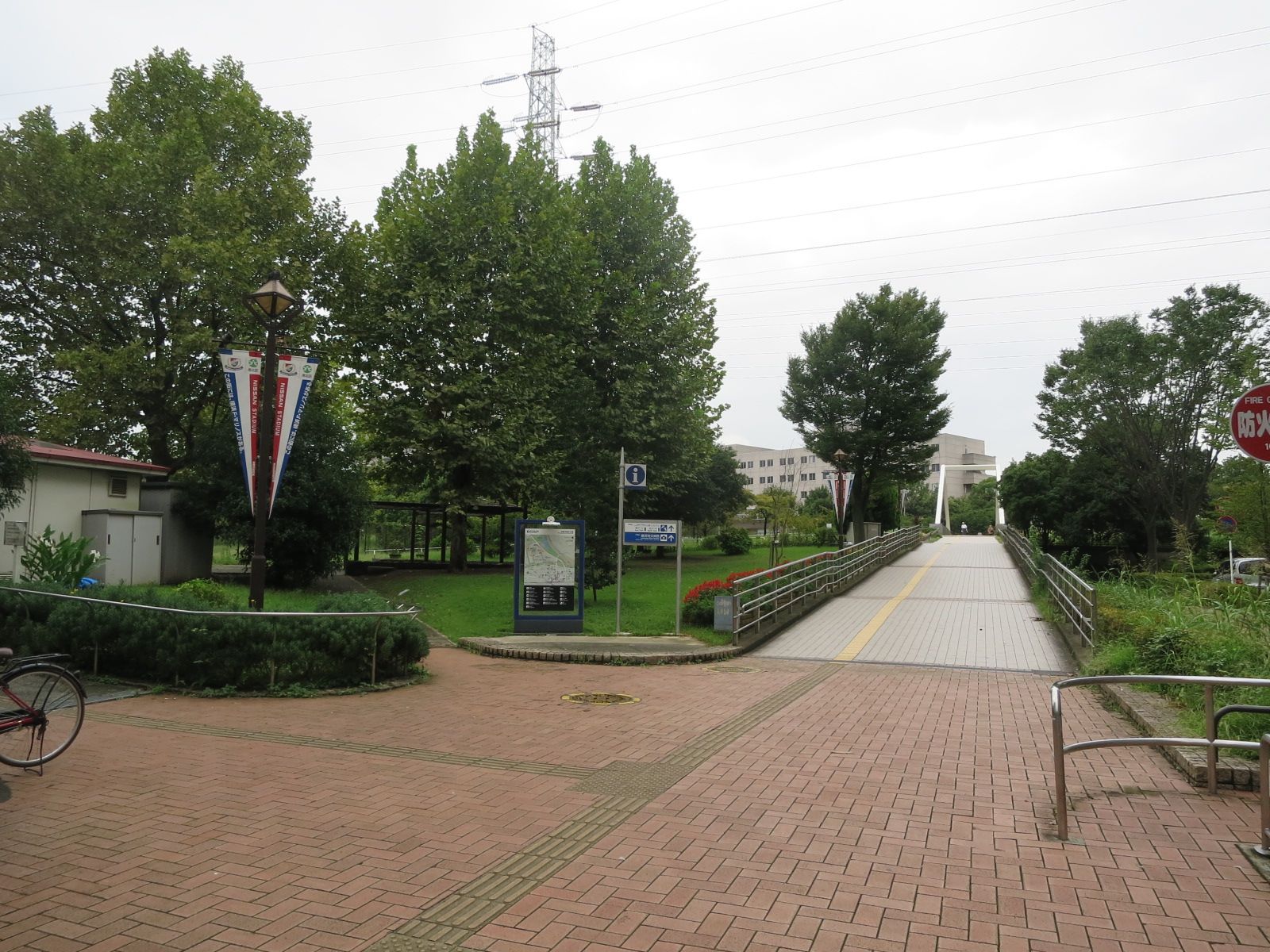 向かいの新横浜駅前公園