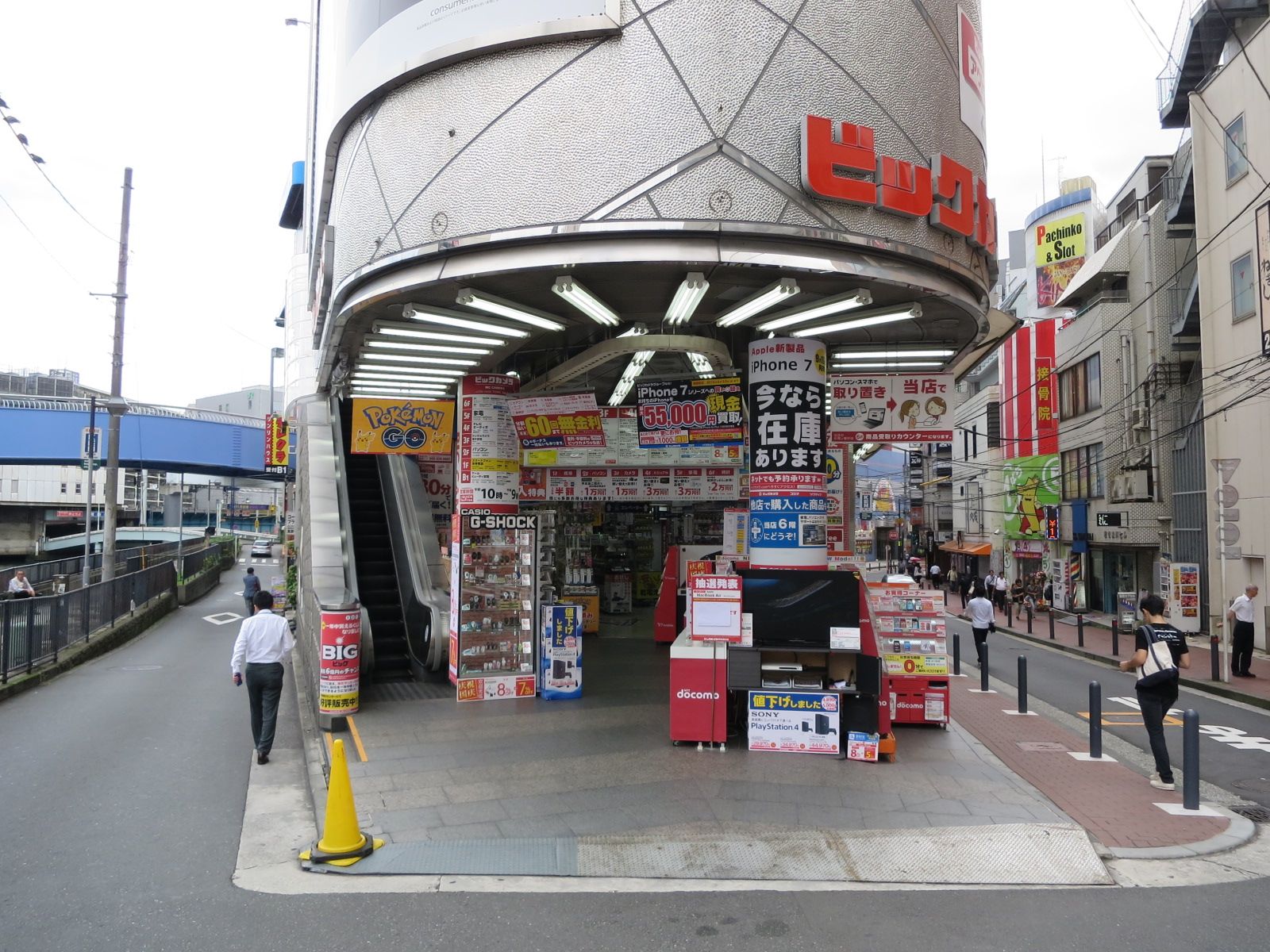 隣にあるビックカメラ