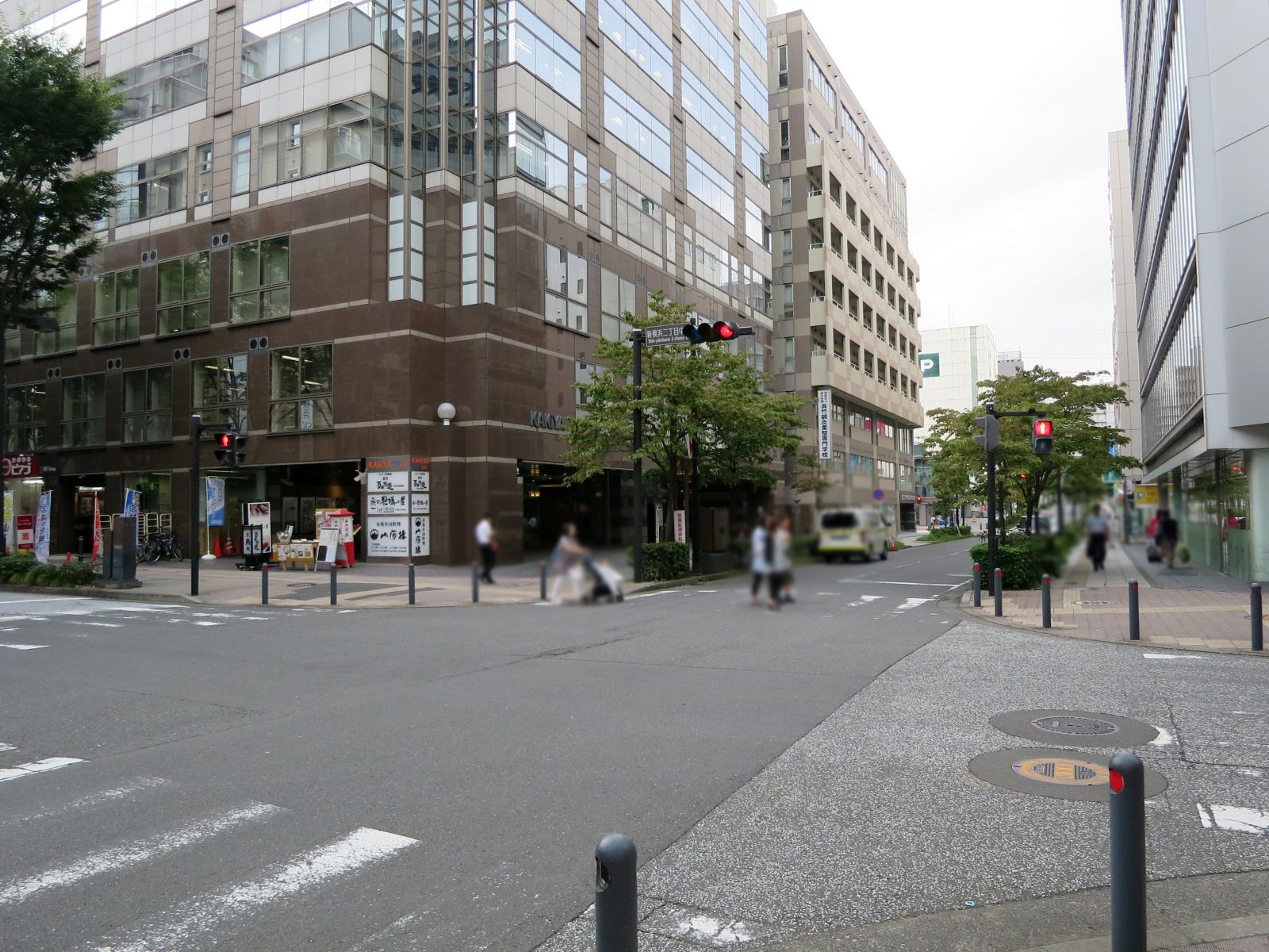 新横浜二丁目中央交差点向かい