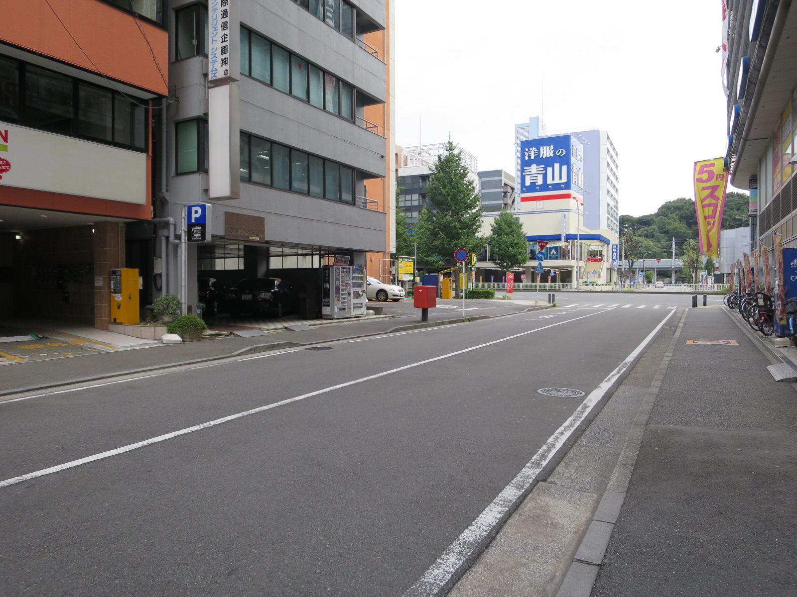 新横浜アドホックビル前面の通り