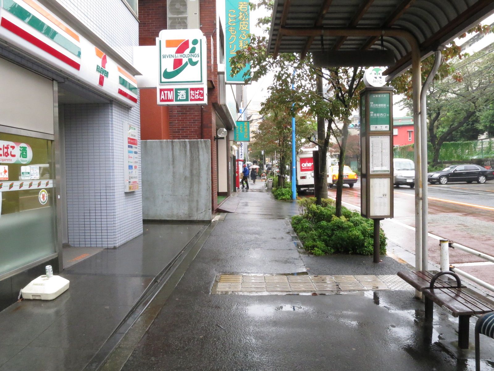 新宿余丁町ビル前面の通り