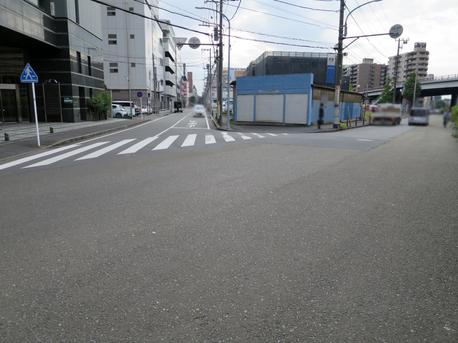 友泉新横浜1丁目ビル前面の通り