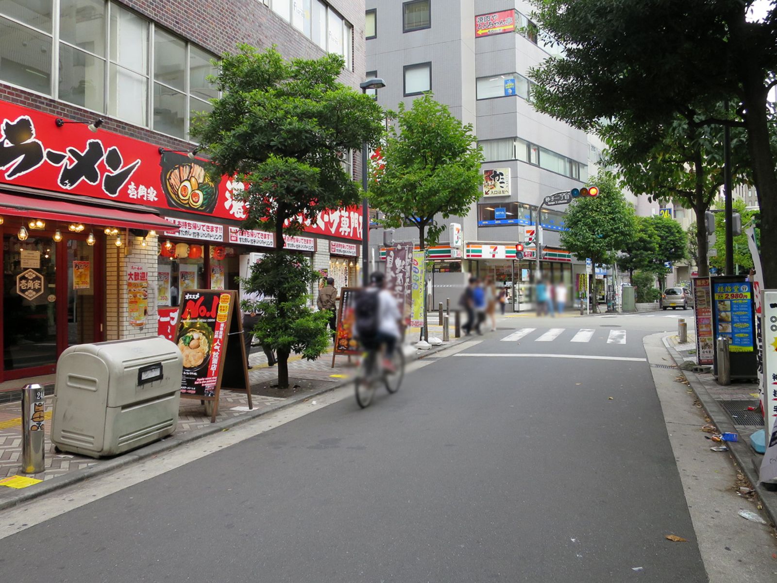 共楽園ビル前面の通り