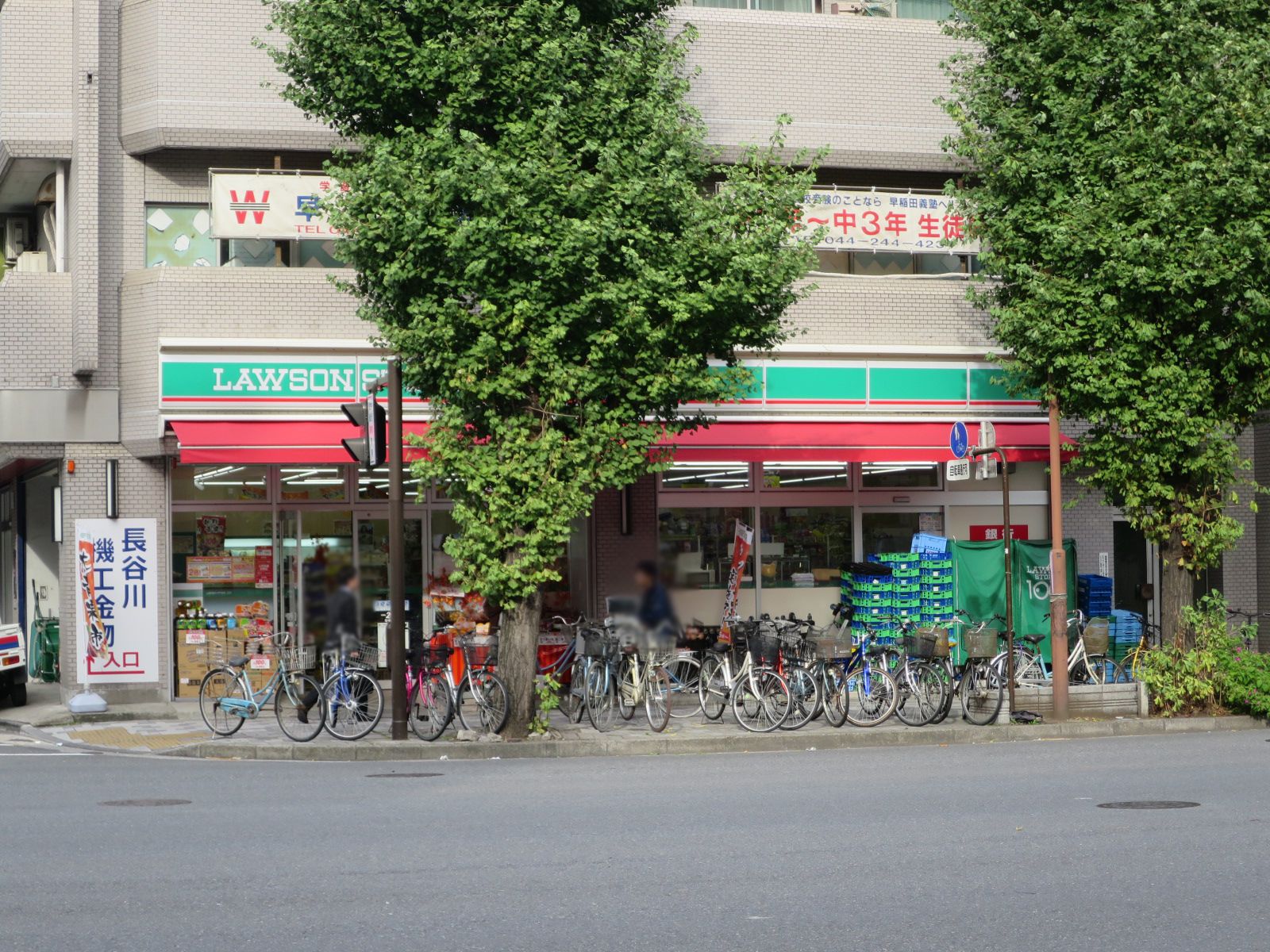通り向かいのローソンストア100川崎新川通店