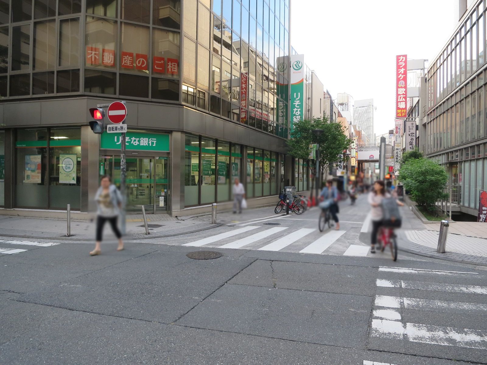 りそな川崎ビル前面の通り