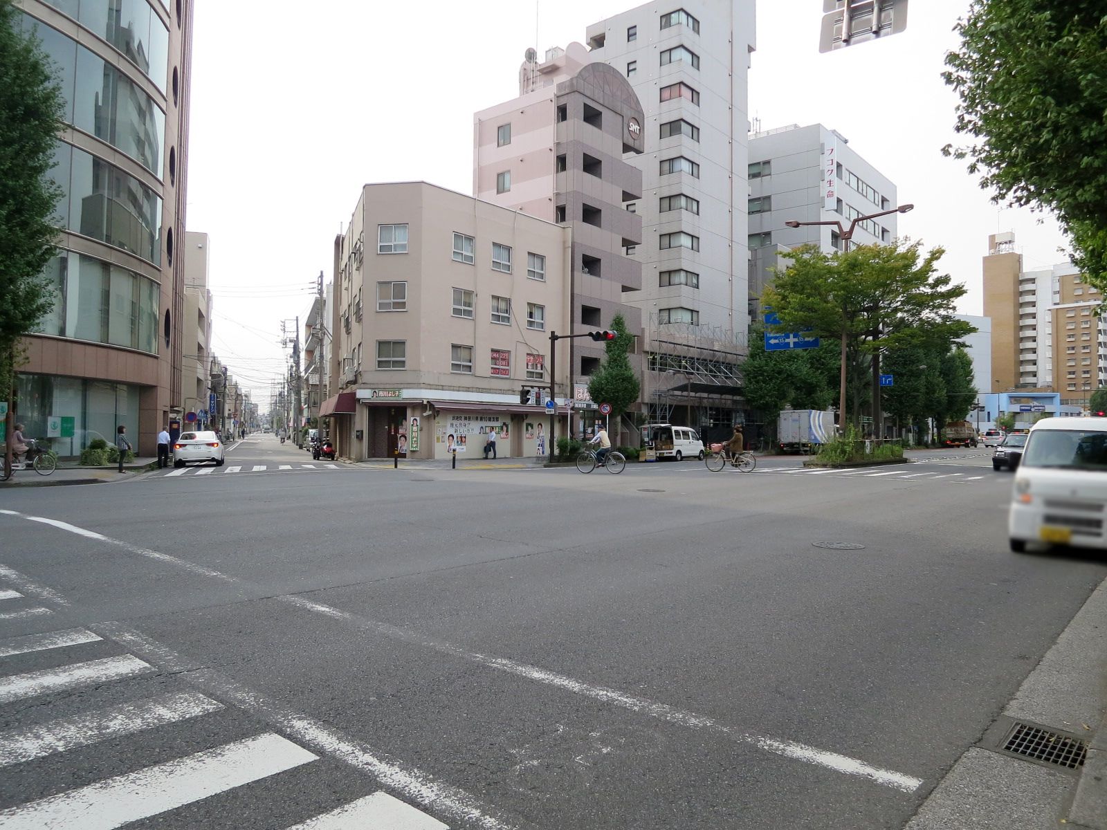 SNTビル前面の新川通り