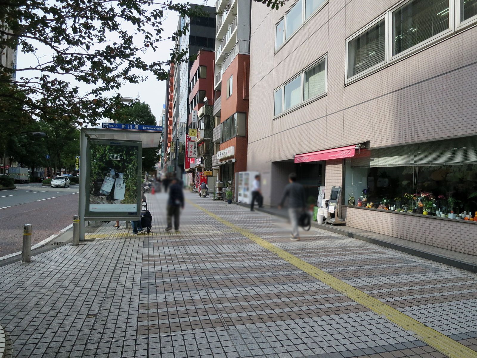 オフィス前面の歩道
