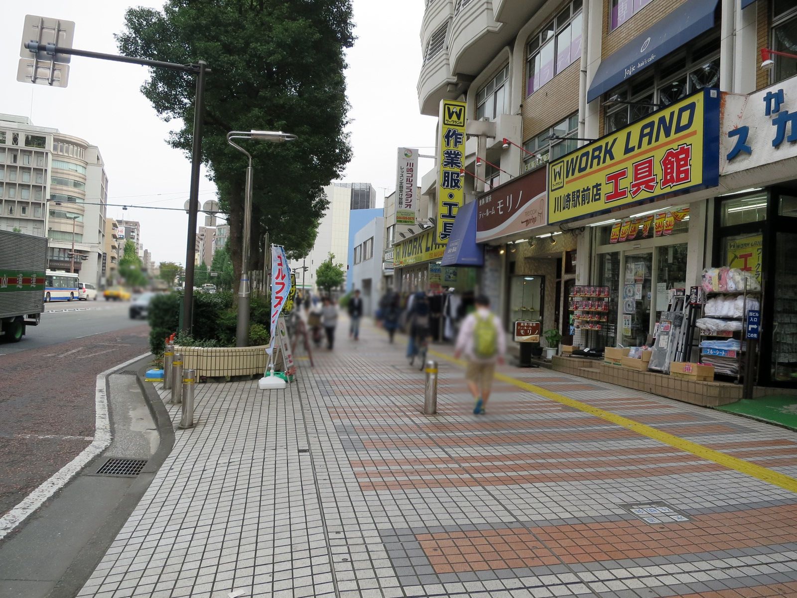 ビル前面の歩道
