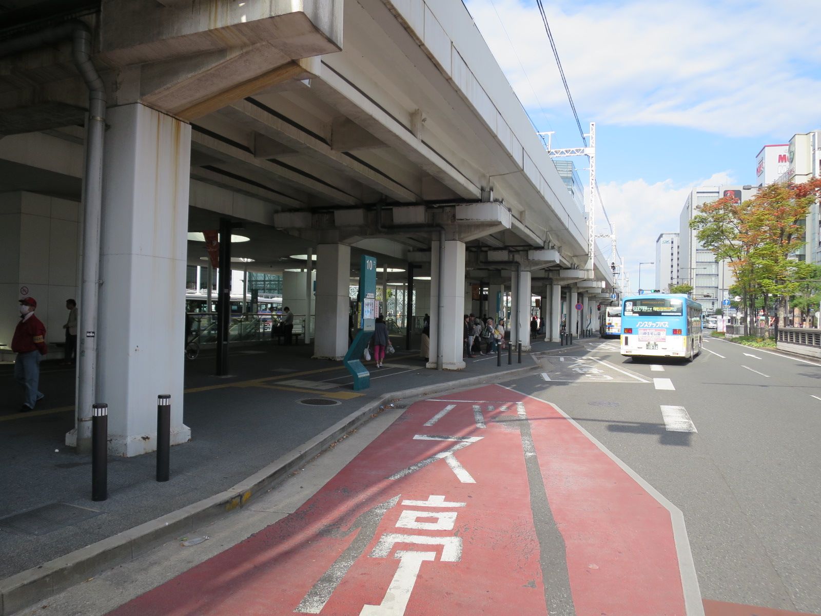 通り向かいの川崎駅前バスターミナル