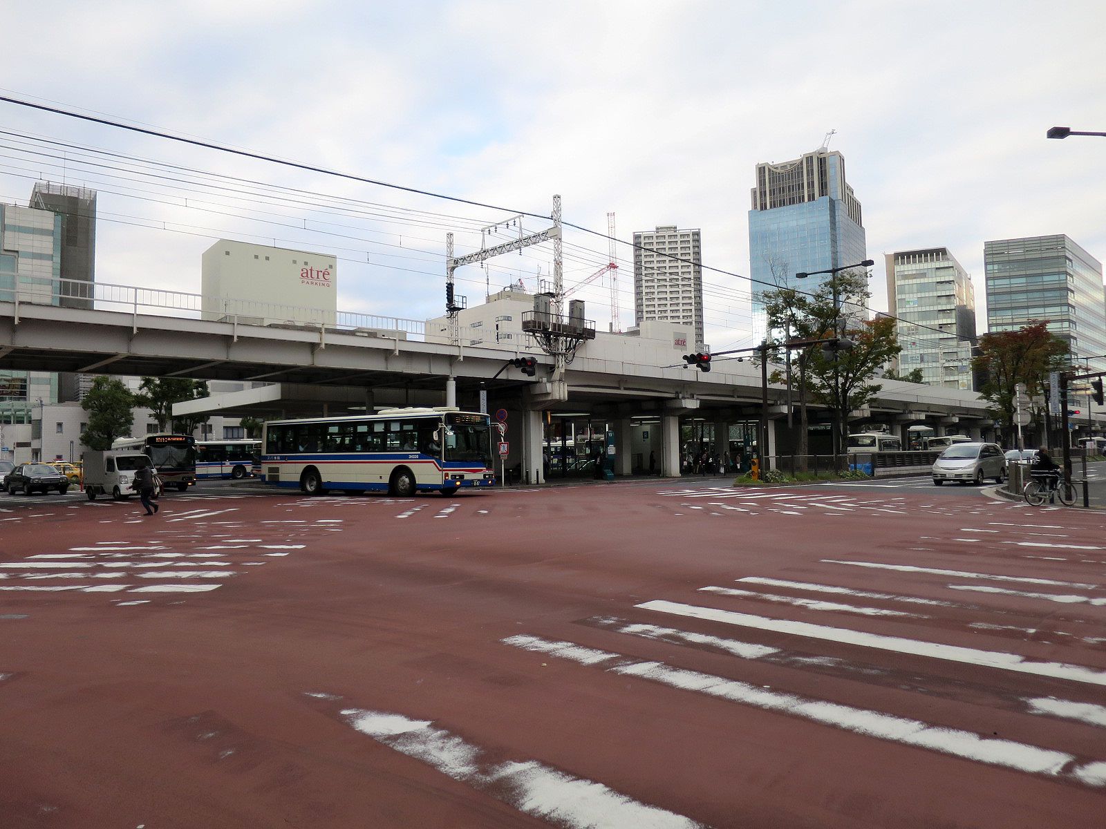 ビル前面の通り