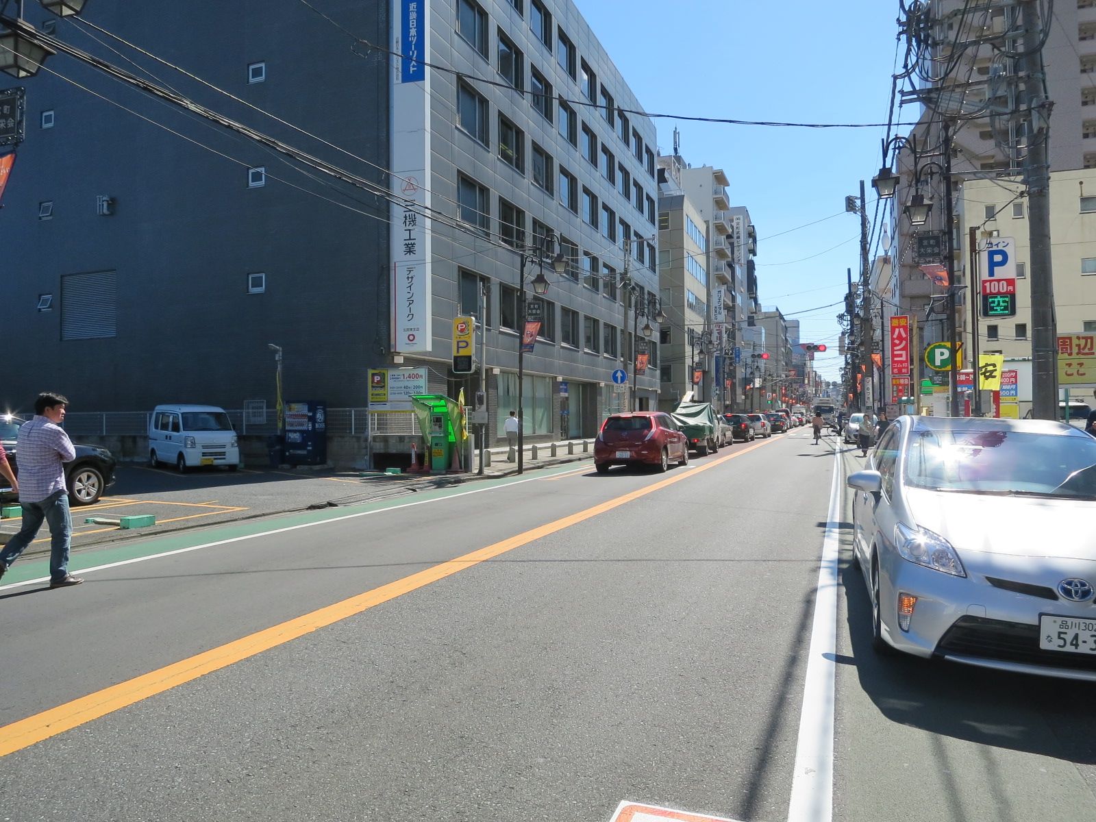 オフィスビル前の通り