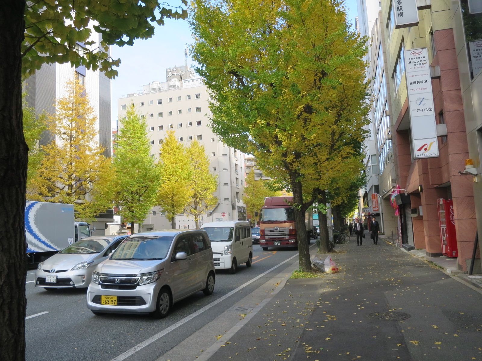 オフィスビル前面の百年橋通り
