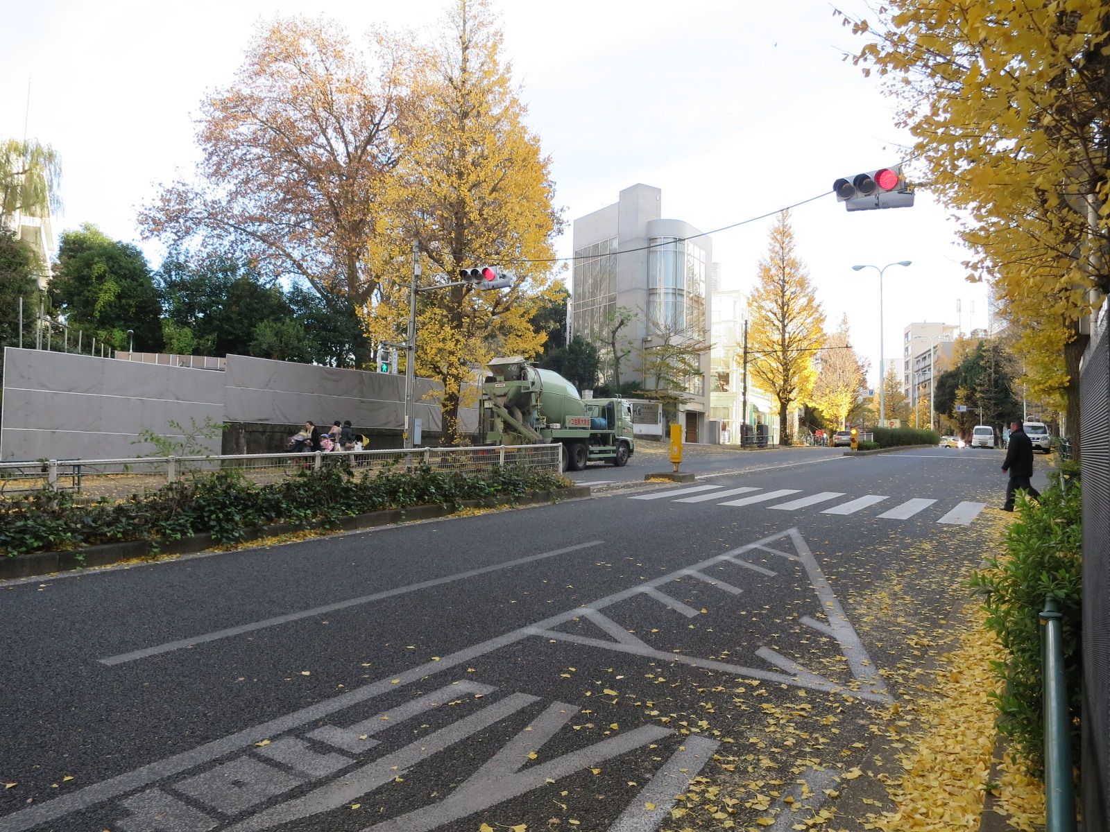 オフィスビル前面の外苑西通り（プラチナ通り）