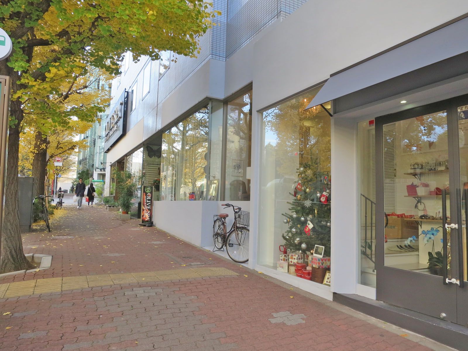 店舗が点在するオフィスビル周辺の様子
