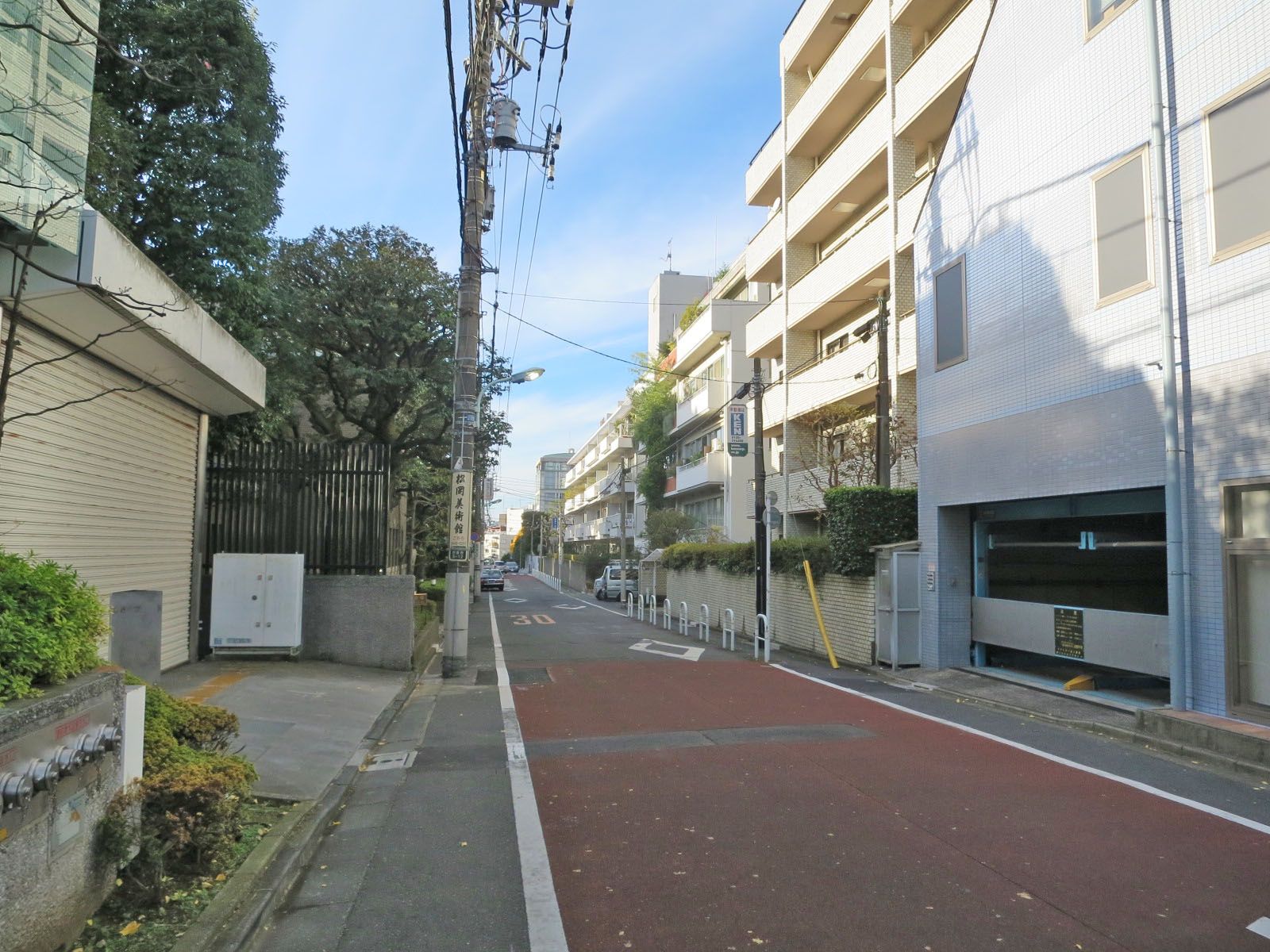 1本入ると住宅街