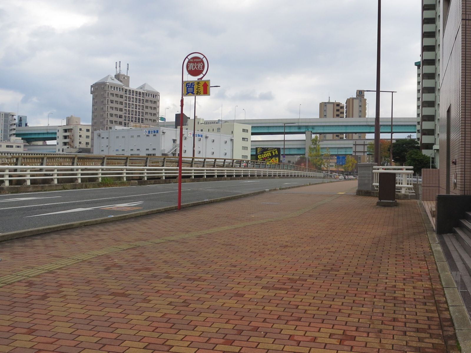 オフィスビル前面の通り