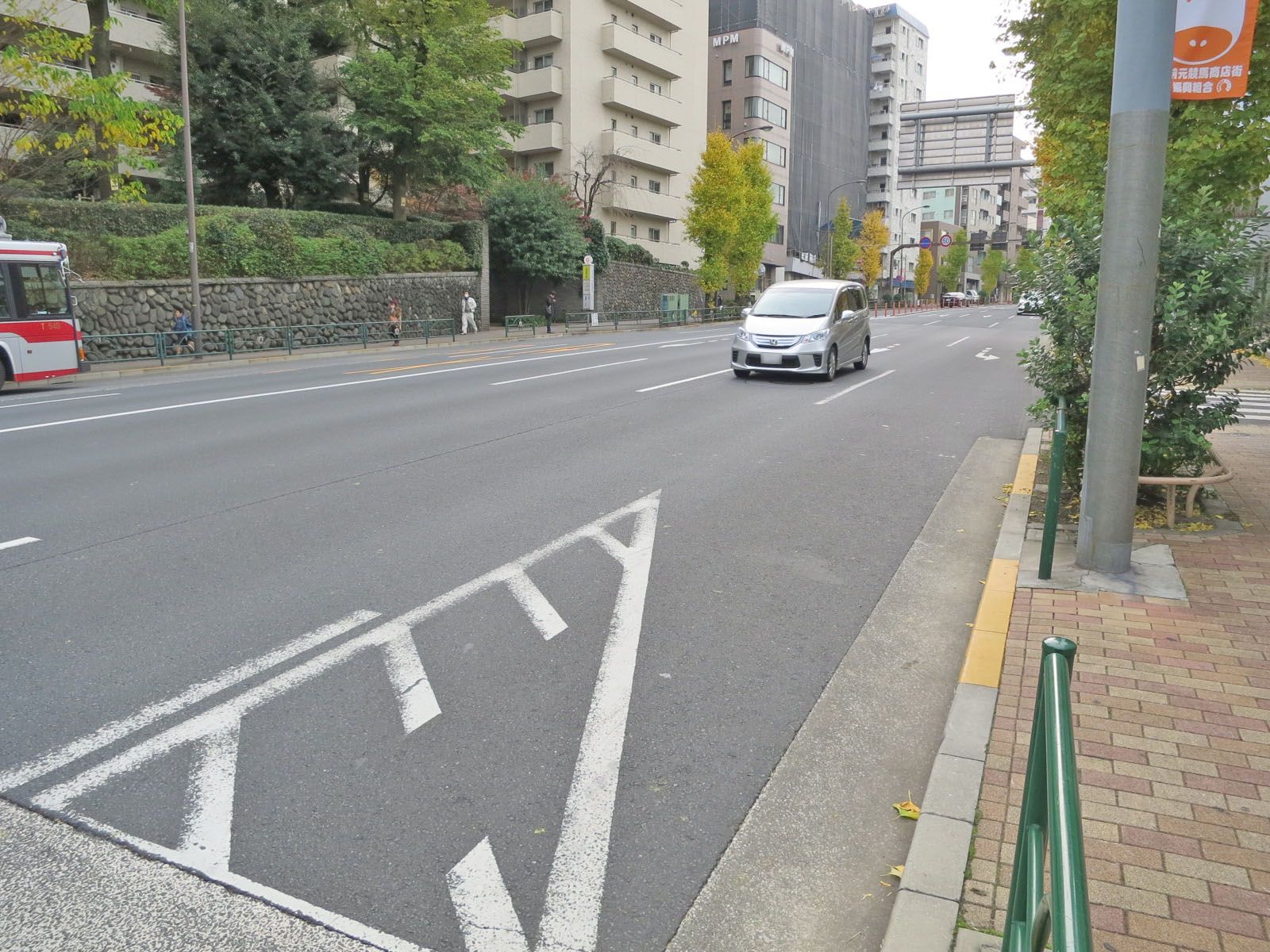 オフィスビル前面の目黒通り