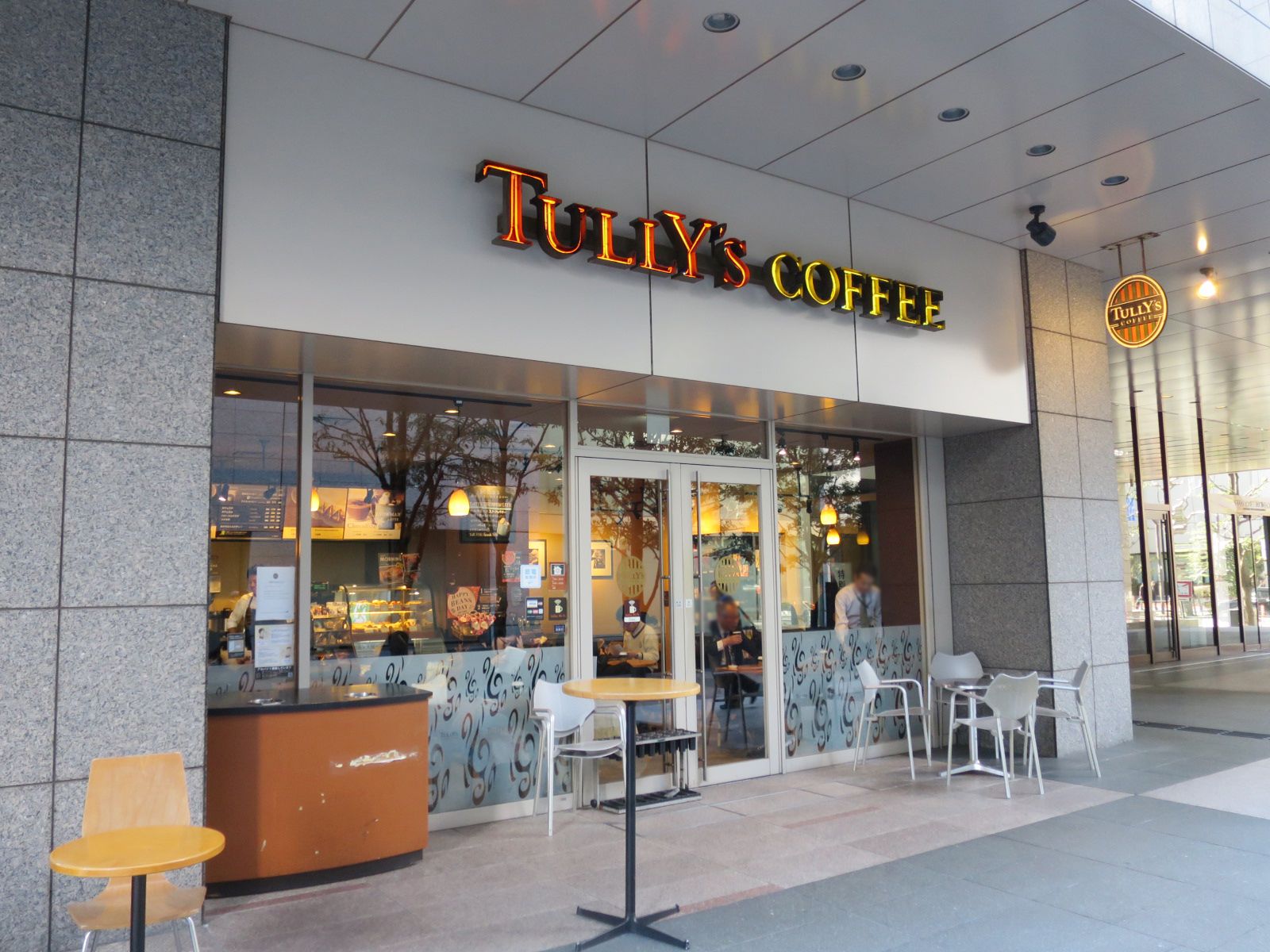 徒歩2分のタリーズコーヒー