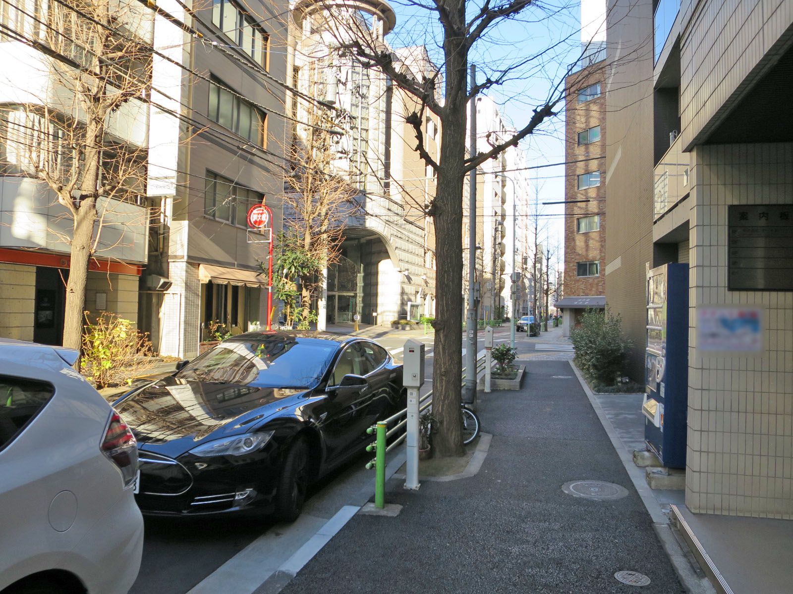 オフィスビル前面道路