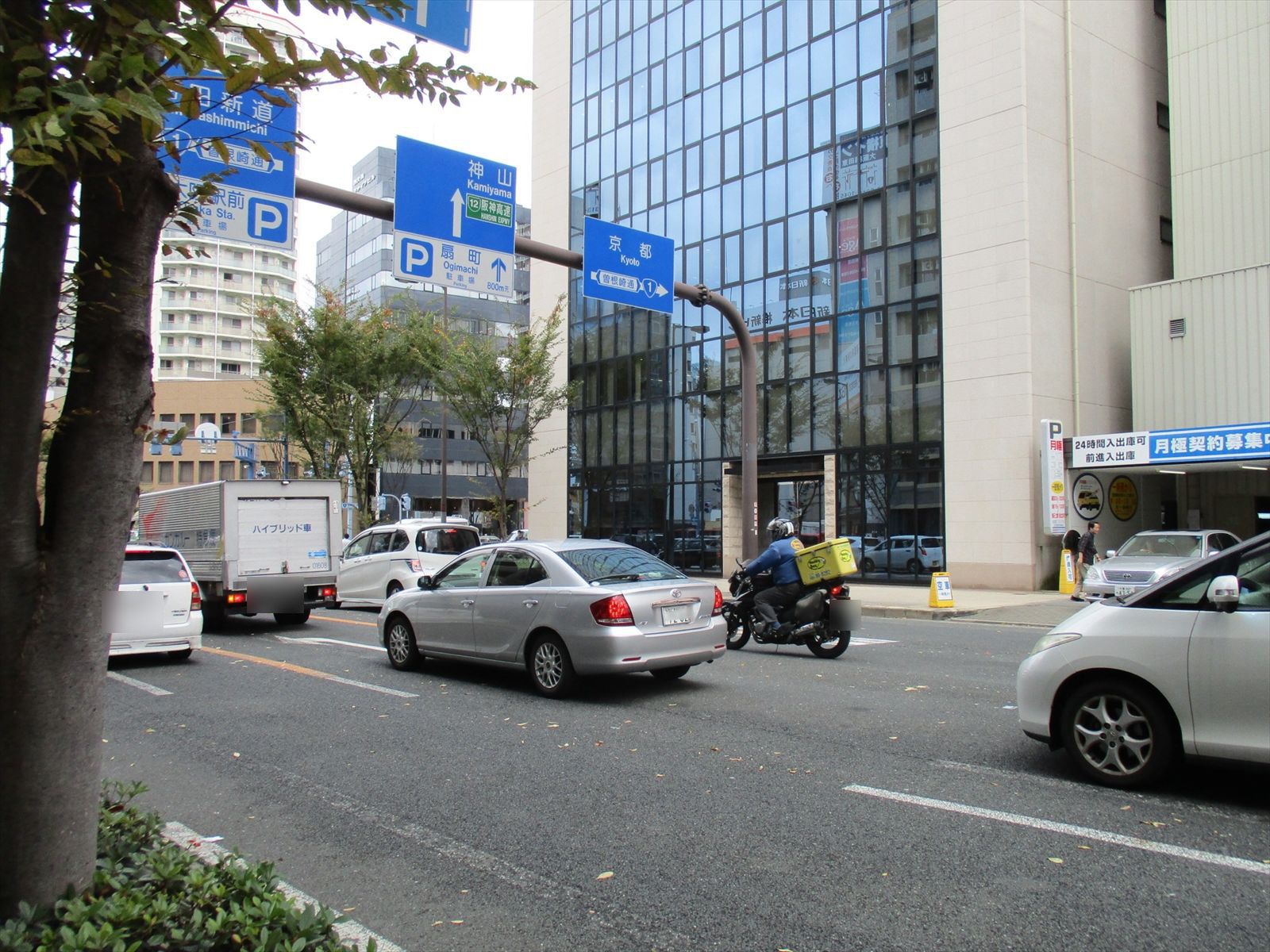 オフィス前面の道路