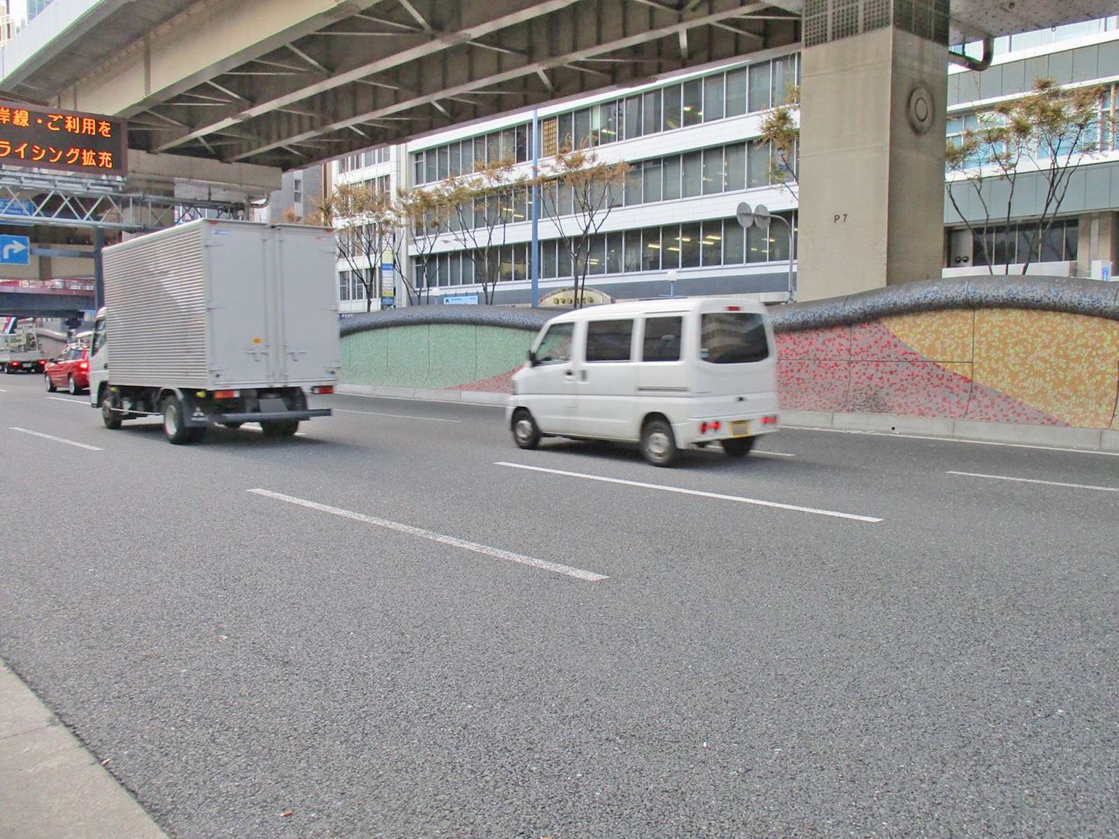 満電ビル前の京阪国道