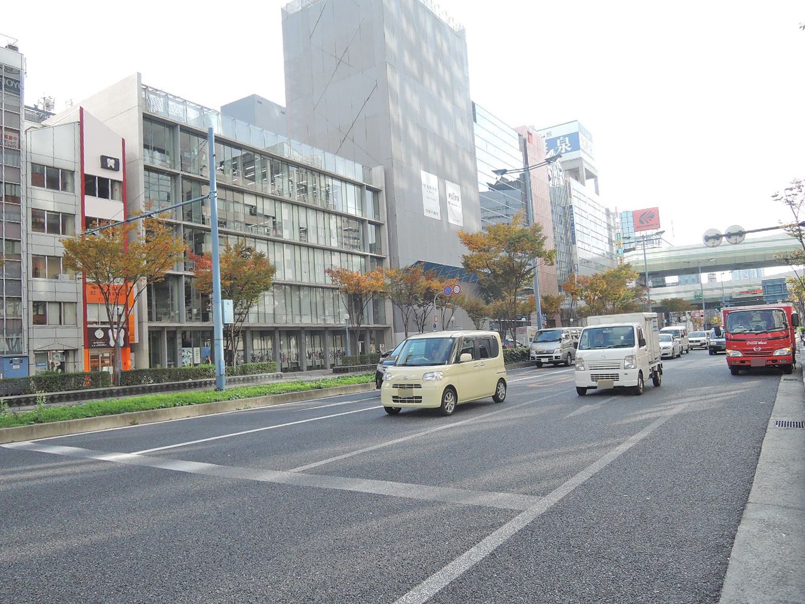 オフィス前面の国道