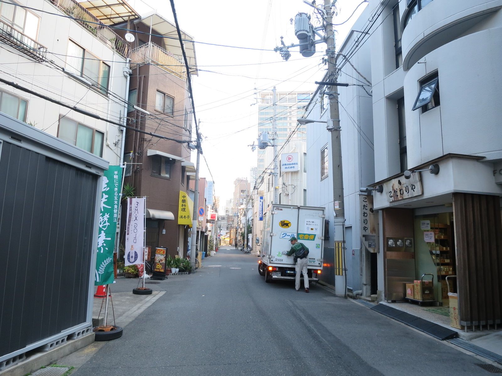 オフィス前面の通り