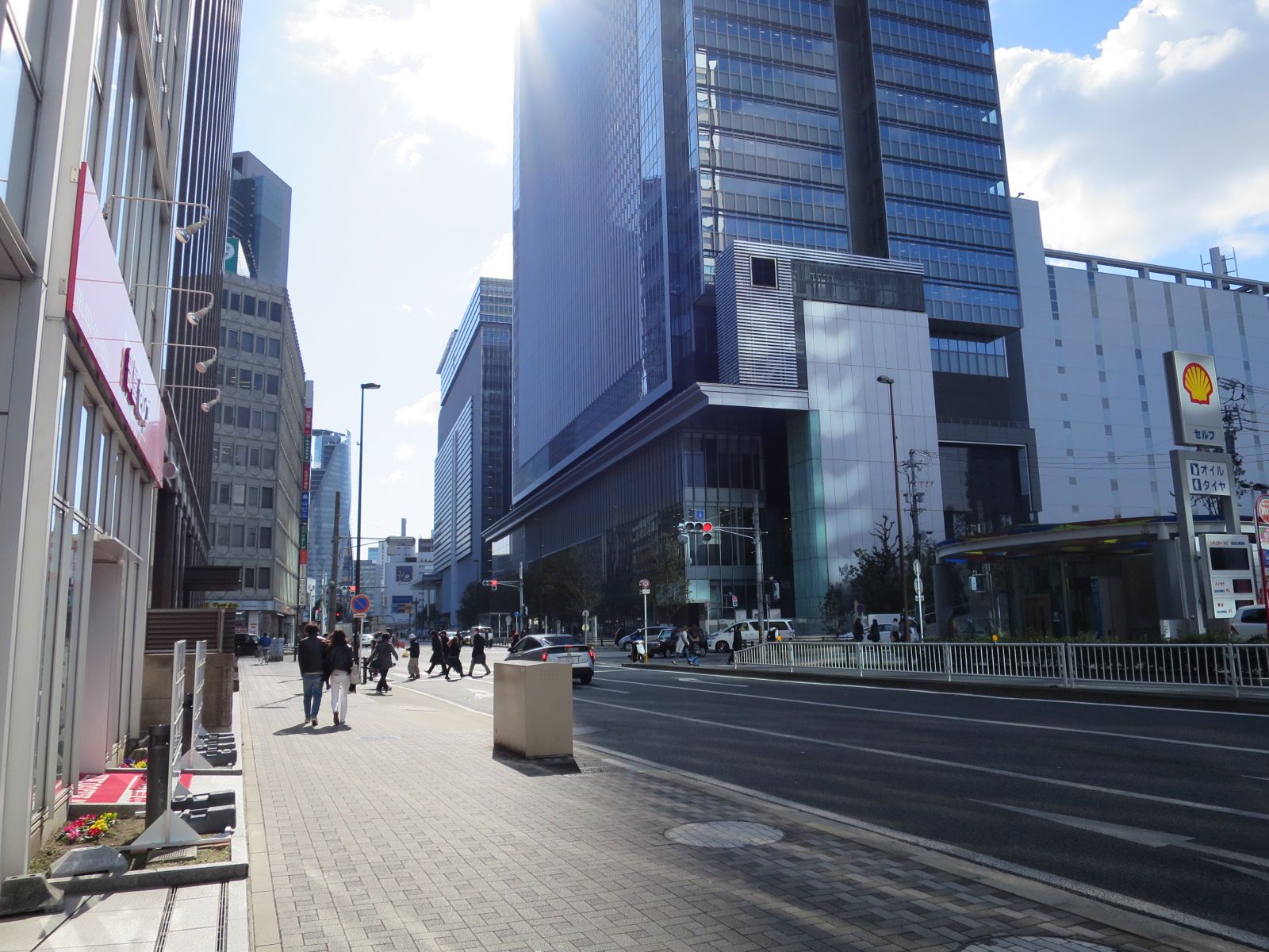 オフィスビル前面の道路