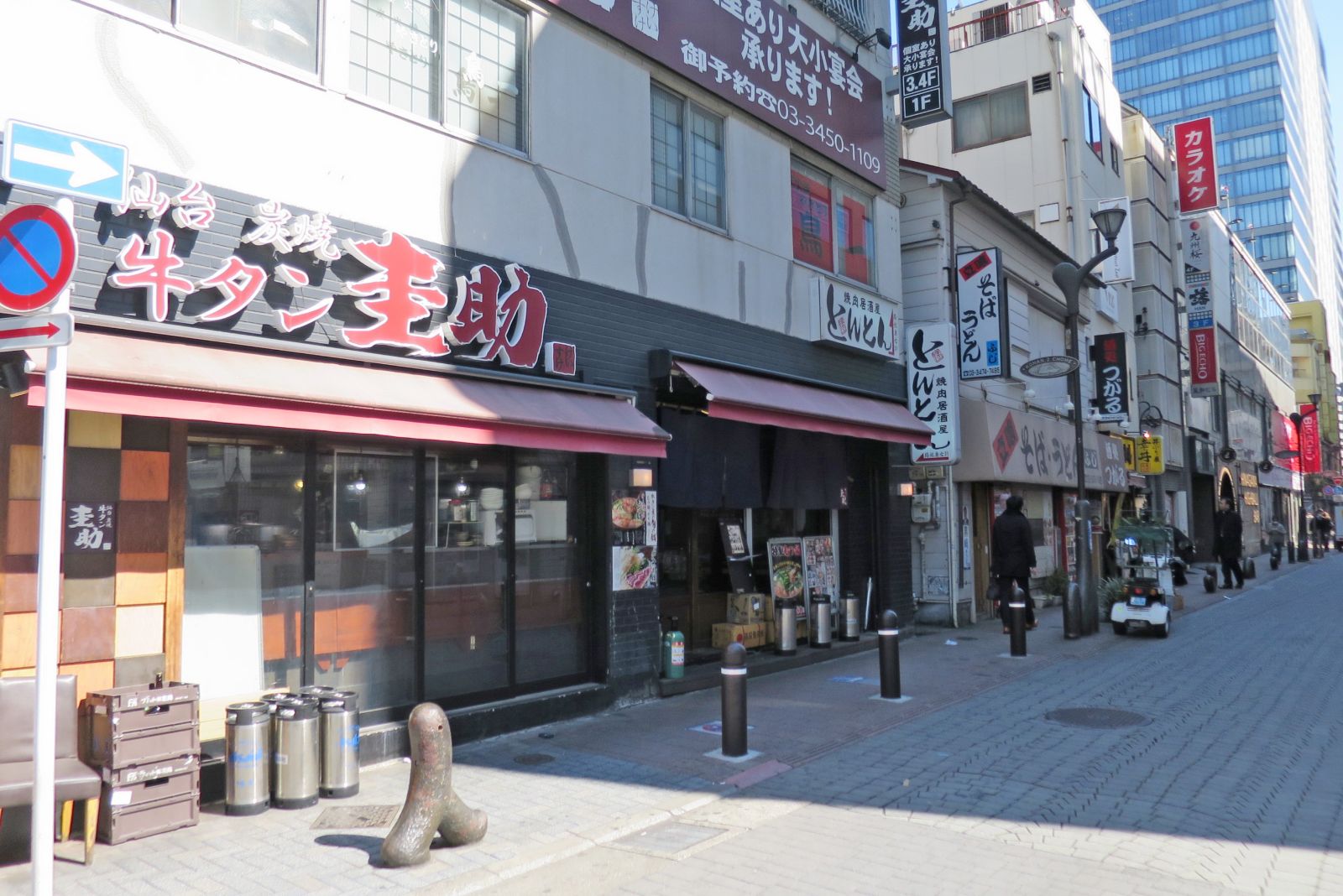 付近には飲食店が豊富