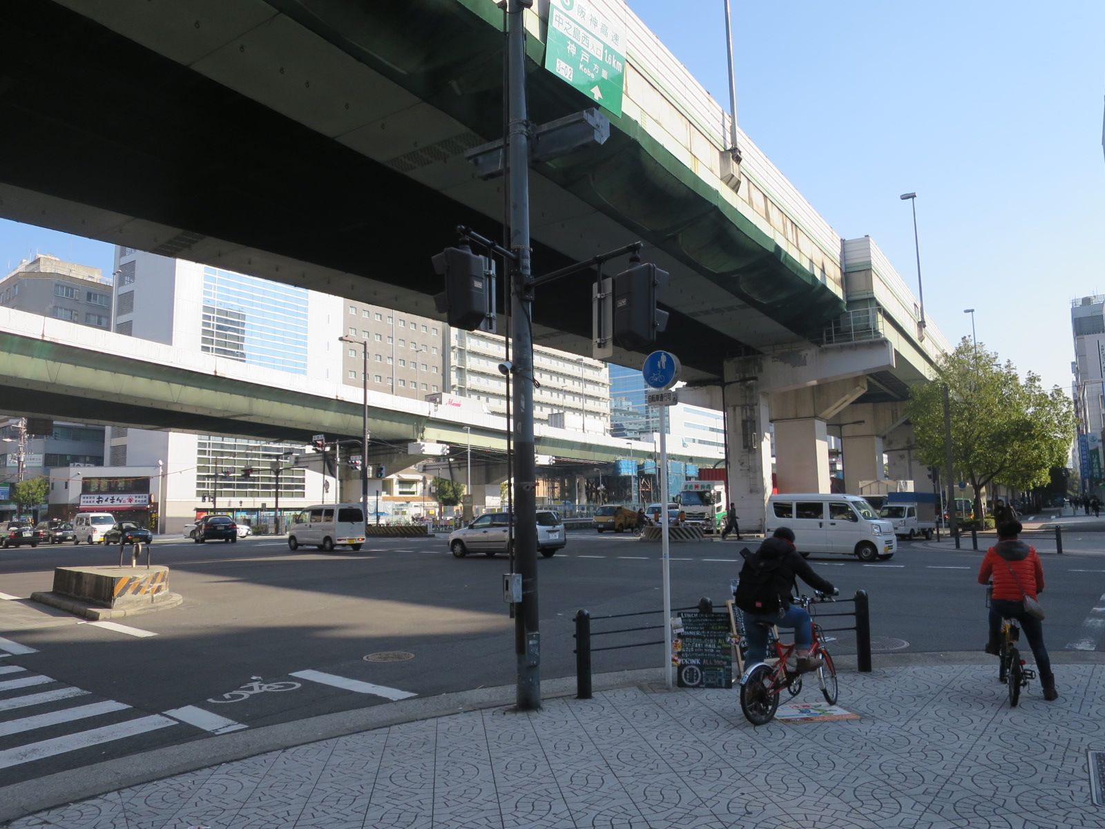 三井住友銀行立売堀ビル前面の通り